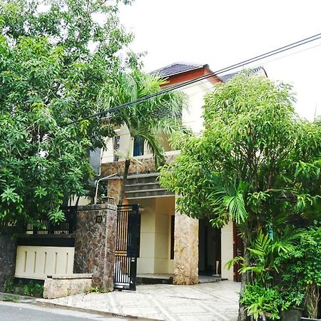 Green Surabaya Homey Экстерьер фото