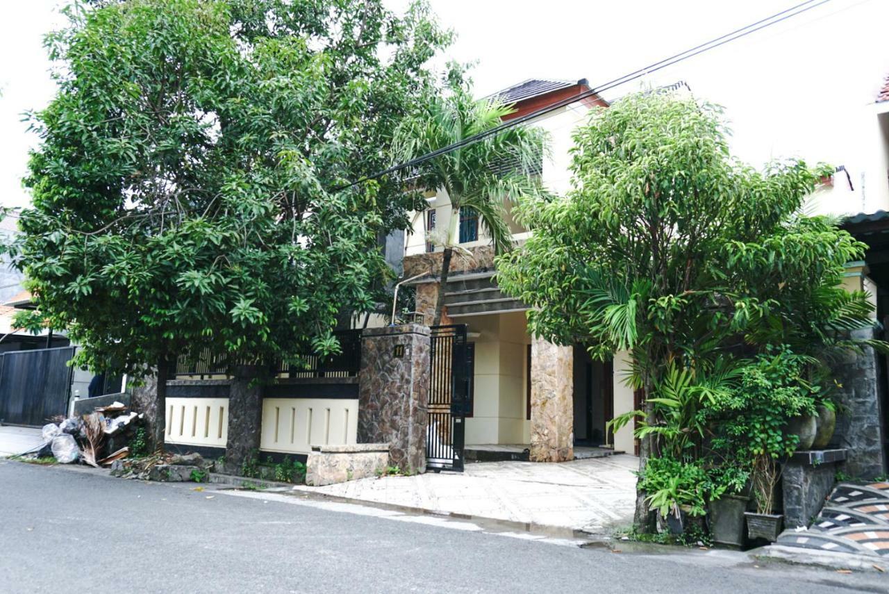 Green Surabaya Homey Экстерьер фото