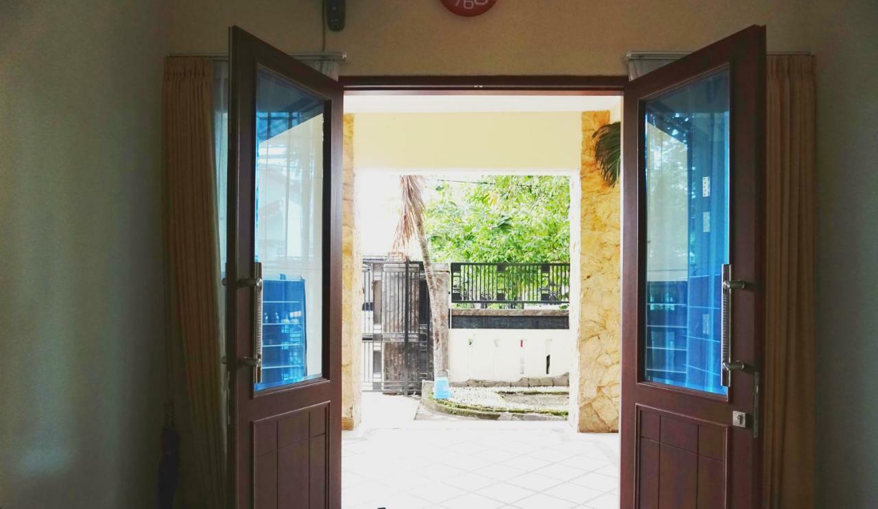 Green Surabaya Homey Экстерьер фото