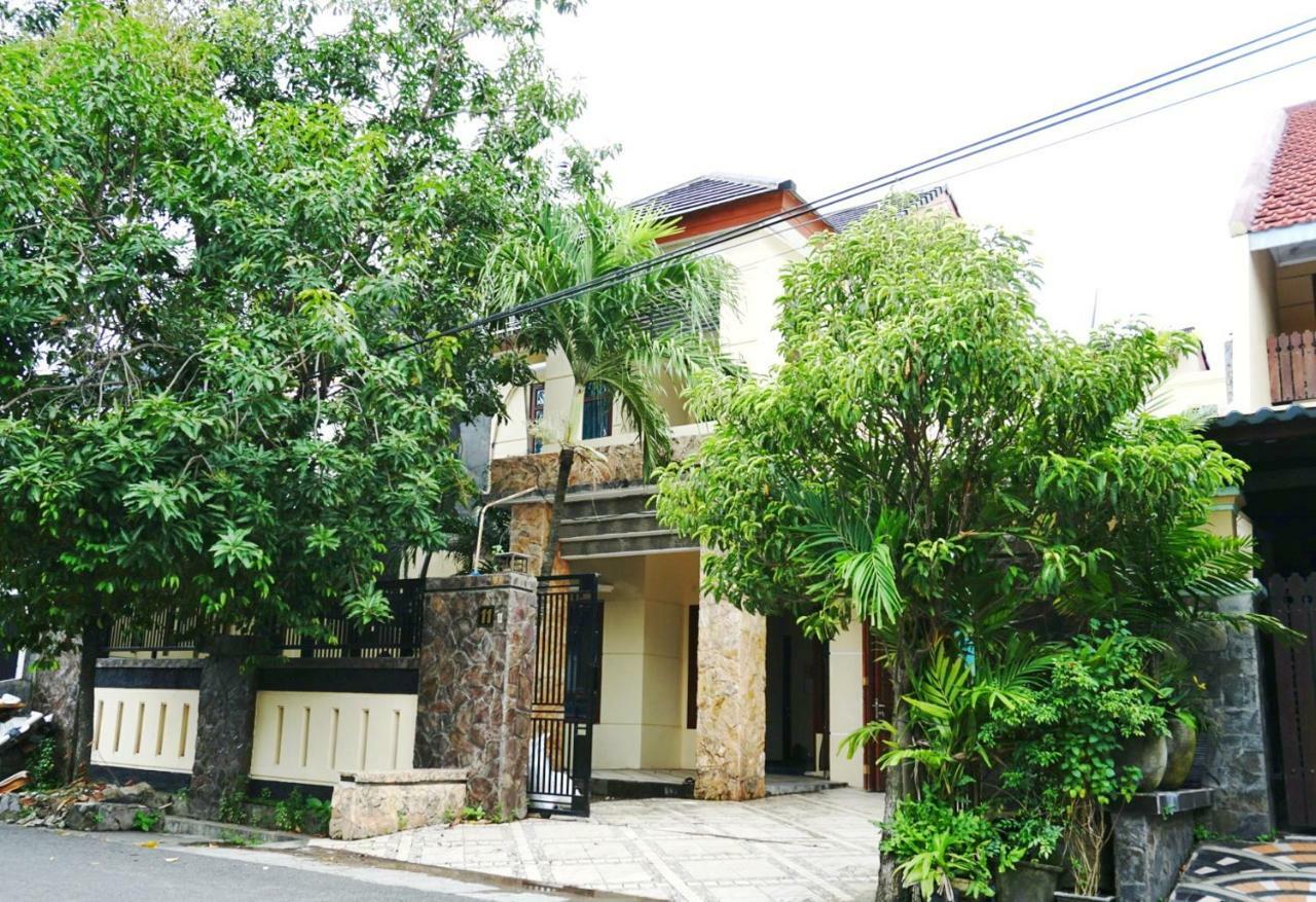 Green Surabaya Homey Экстерьер фото