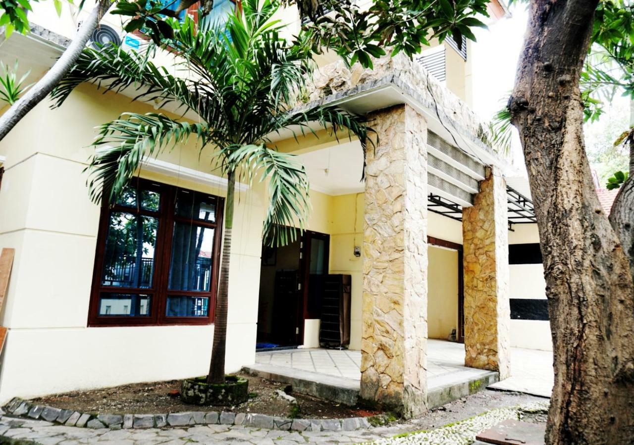 Green Surabaya Homey Экстерьер фото