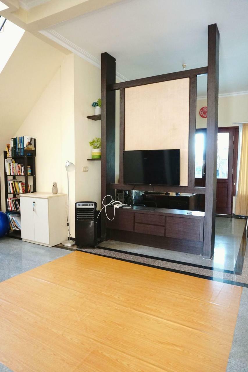 Green Surabaya Homey Экстерьер фото